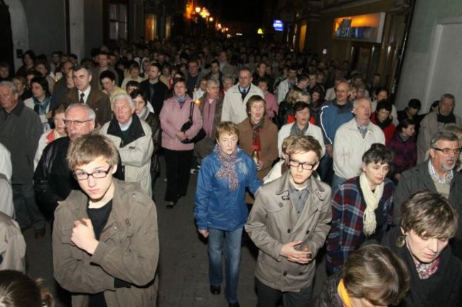 Idąc wspominali Jana Pawła II (zdjęcia)