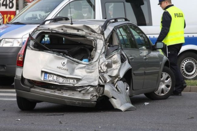 Tir uderzył w osobówkę. Jedna osoba w szpitalu (zdjęcia)