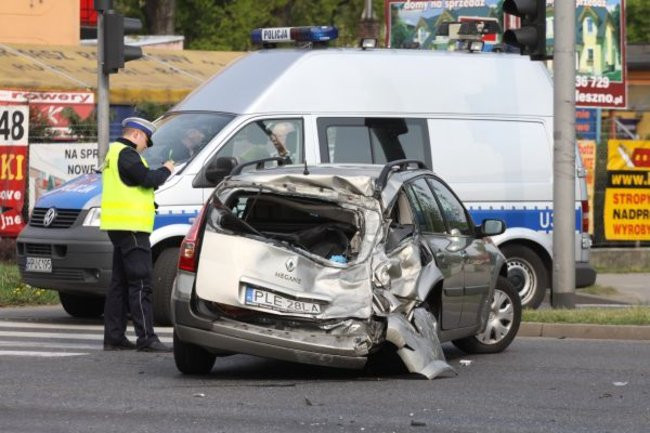Tir uderzył w osobówkę. Jedna osoba w szpitalu (zdjęcia)