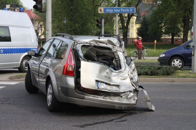 Tir uderzył w osobówkę. Jedna osoba w szpitalu (zdjęcia)