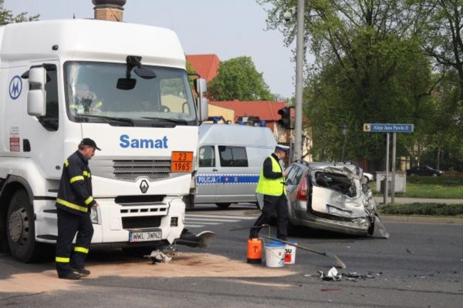 Tir uderzył w osobówkę. Jedna osoba w szpitalu (zdjęcia)