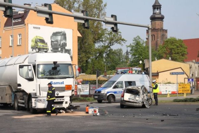 Tir uderzył w osobówkę. Jedna osoba w szpitalu (zdjęcia)