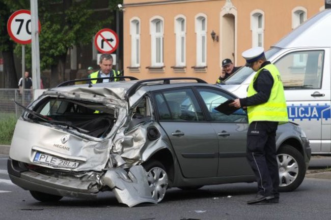 Tir uderzył w osobówkę. Jedna osoba w szpitalu (zdjęcia)