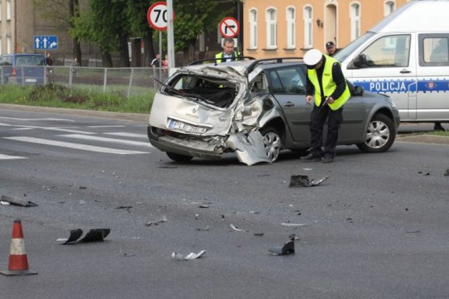 Tir uderzył w osobówkę. Jedna osoba w szpitalu (zdjęcia)