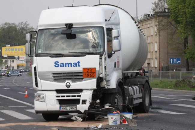 Tir uderzył w osobówkę. Jedna osoba w szpitalu (zdjęcia)