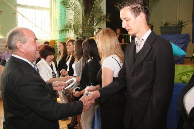 Pożegnanie trzecioklasistów w LO nr 4 (zdjęcia)