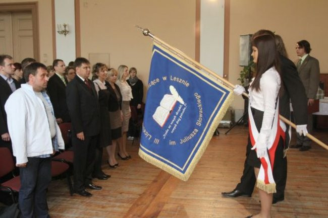 Absolwenci opuszczają mury III LO (zdjęcia)