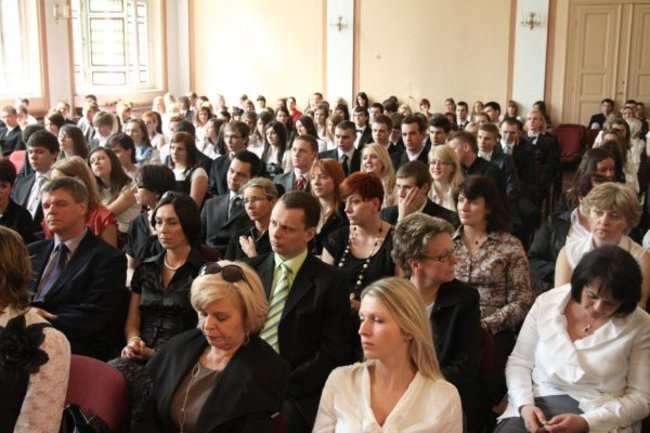 Absolwenci opuszczają mury III LO (zdjęcia)