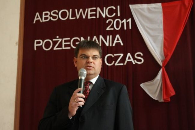 Absolwenci opuszczają mury III LO (zdjęcia)