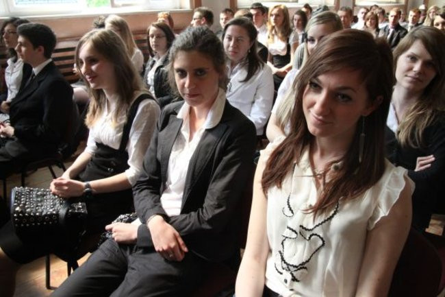 Absolwenci opuszczają mury III LO (zdjęcia)