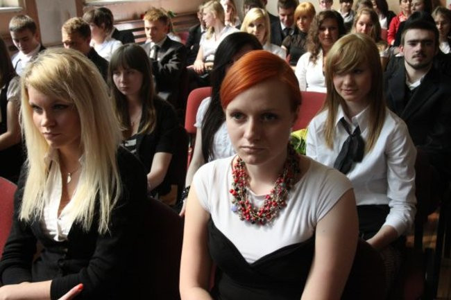 Absolwenci opuszczają mury III LO (zdjęcia)