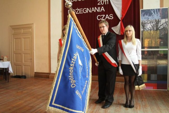 Absolwenci opuszczają mury III LO (zdjęcia)