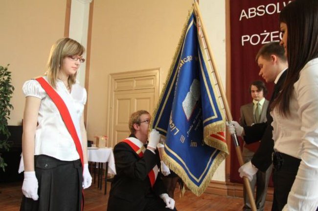 Absolwenci opuszczają mury III LO (zdjęcia)