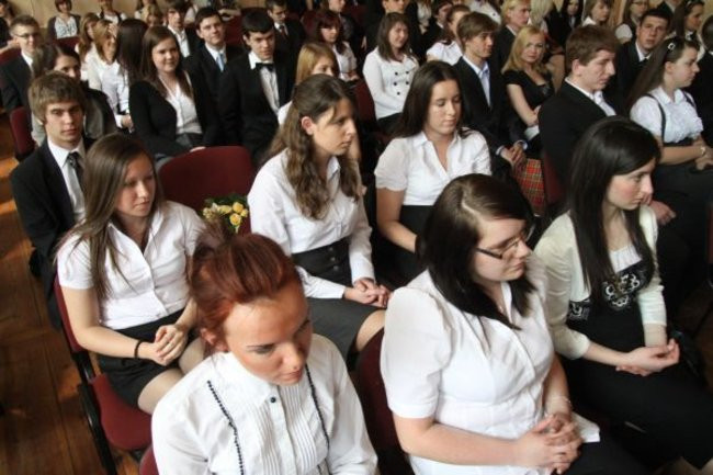 Absolwenci opuszczają mury III LO (zdjęcia)