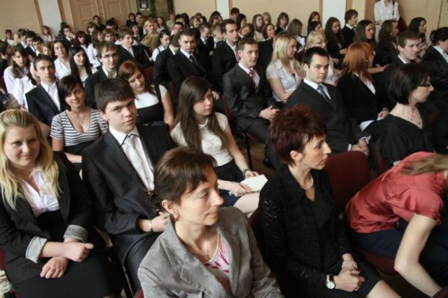 Absolwenci opuszczają mury III LO (zdjęcia)