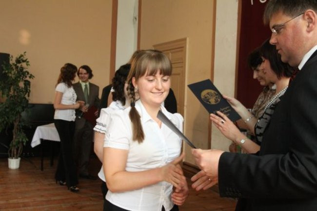 Absolwenci opuszczają mury III LO (zdjęcia)