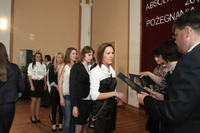 Absolwenci opuszczają mury III LO (zdjęcia)