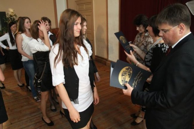 Absolwenci opuszczają mury III LO (zdjęcia)