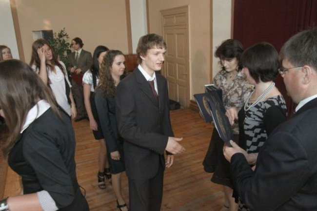 Absolwenci opuszczają mury III LO (zdjęcia)