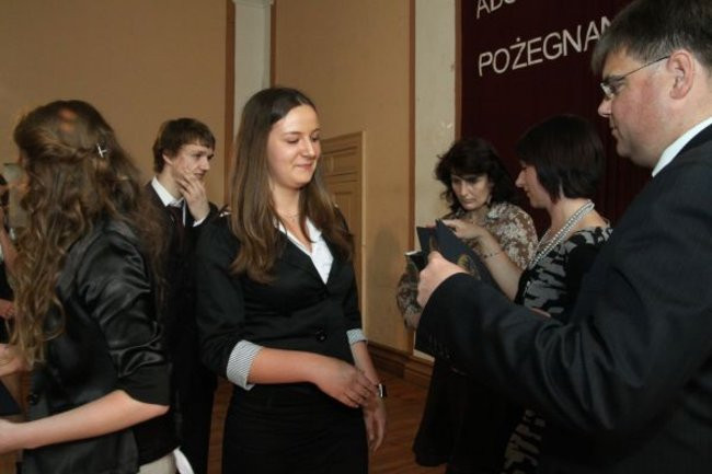 Absolwenci opuszczają mury III LO (zdjęcia)