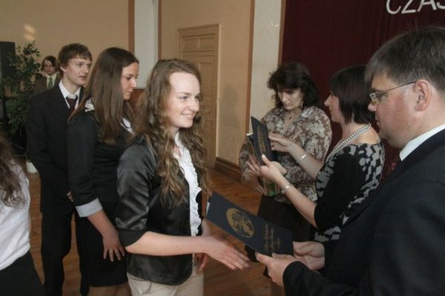 Absolwenci opuszczają mury III LO (zdjęcia)