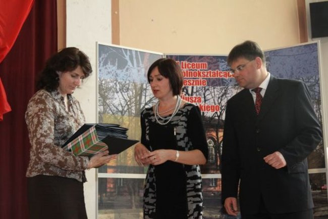 Absolwenci opuszczają mury III LO (zdjęcia)