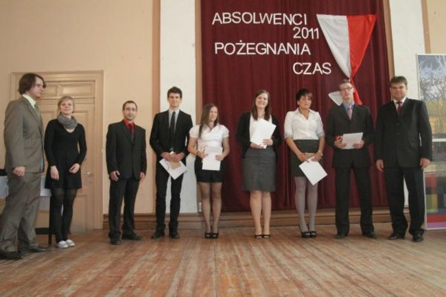 Absolwenci opuszczają mury III LO (zdjęcia)