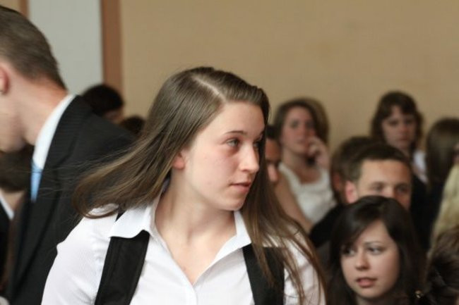 Absolwenci opuszczają mury III LO (zdjęcia)