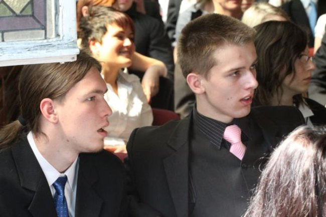 Absolwenci opuszczają mury III LO (zdjęcia)