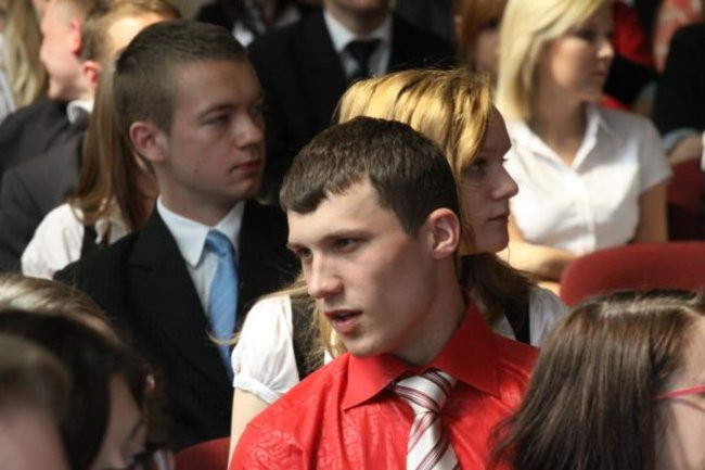 Absolwenci opuszczają mury III LO (zdjęcia)