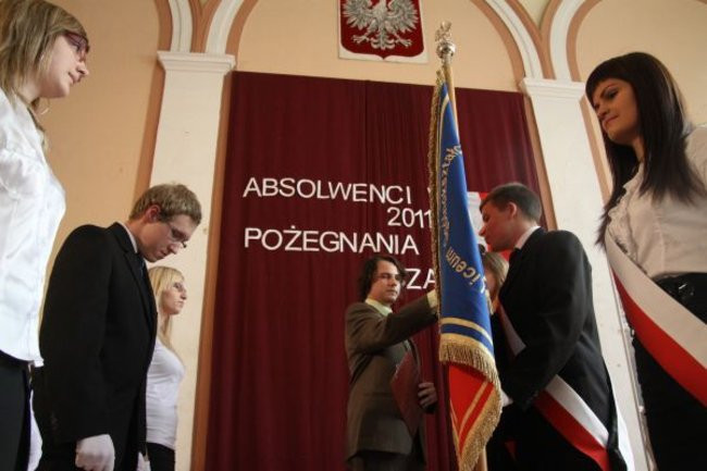 Absolwenci opuszczają mury III LO (zdjęcia)