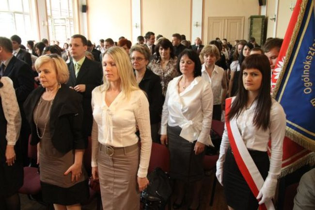 Absolwenci opuszczają mury III LO (zdjęcia)