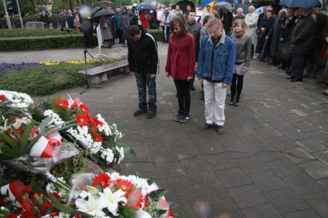Fani żużla zapalili race przed pomnikiem (zdjęcia)