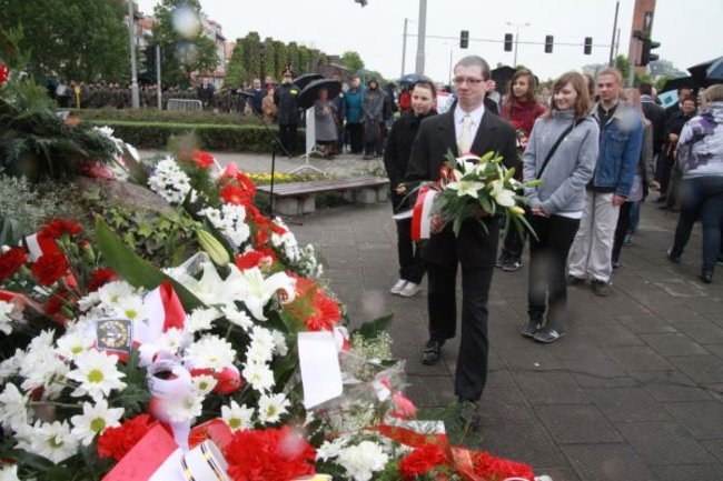 Fani żużla zapalili race przed pomnikiem (zdjęcia)