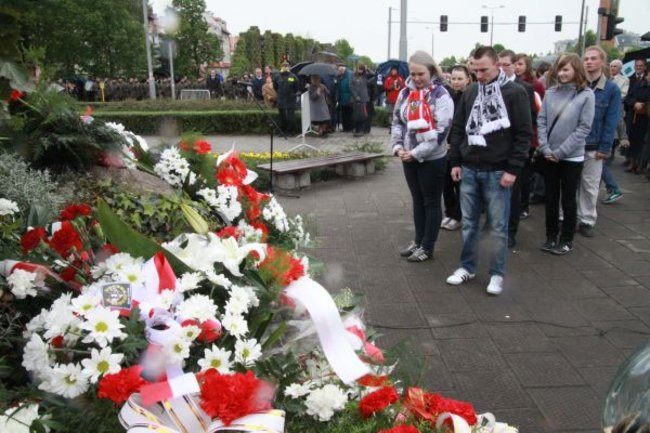 Fani żużla zapalili race przed pomnikiem (zdjęcia)