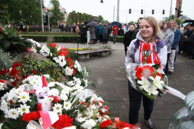 Fani żużla zapalili race przed pomnikiem (zdjęcia)