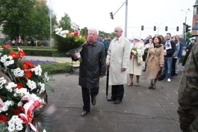 Fani żużla zapalili race przed pomnikiem (zdjęcia)