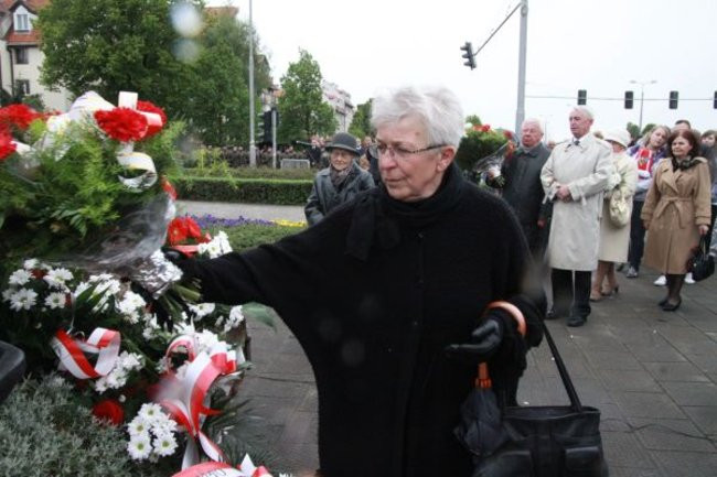Fani żużla zapalili race przed pomnikiem (zdjęcia)