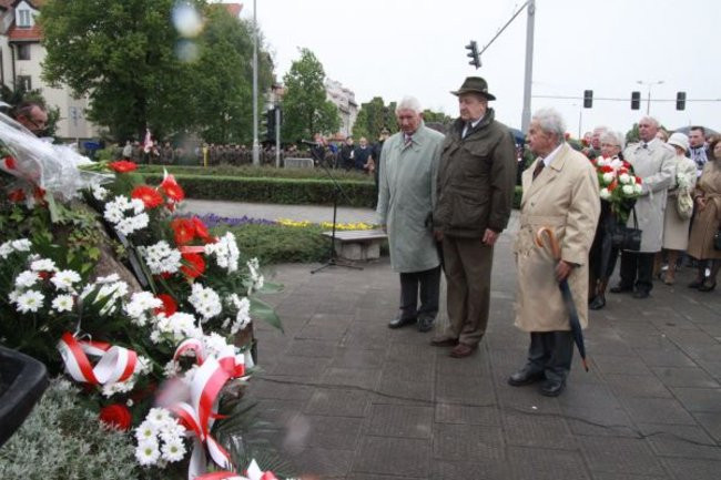 Fani żużla zapalili race przed pomnikiem (zdjęcia)