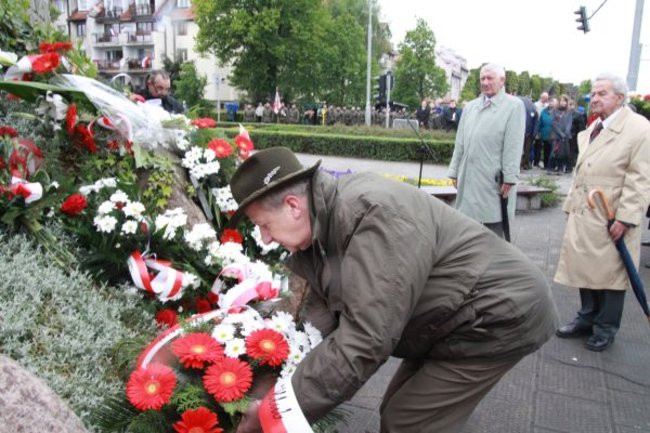 Fani żużla zapalili race przed pomnikiem (zdjęcia)