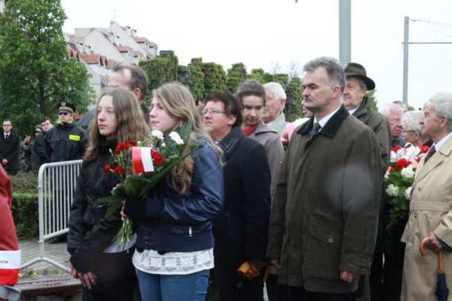 Fani żużla zapalili race przed pomnikiem (zdjęcia)