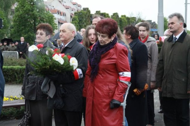 Fani żużla zapalili race przed pomnikiem (zdjęcia)