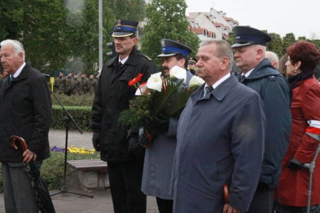 Fani żużla zapalili race przed pomnikiem (zdjęcia)