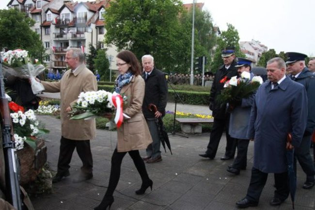 Fani żużla zapalili race przed pomnikiem (zdjęcia)