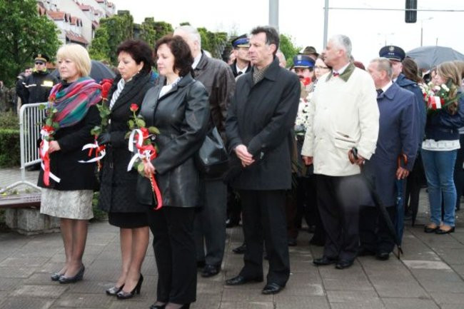 Fani żużla zapalili race przed pomnikiem (zdjęcia)