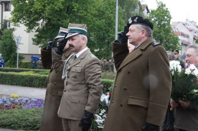 Fani żużla zapalili race przed pomnikiem (zdjęcia)