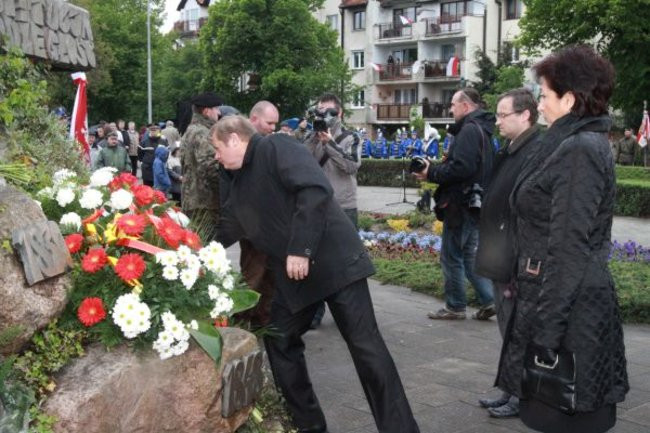 Fani żużla zapalili race przed pomnikiem (zdjęcia)