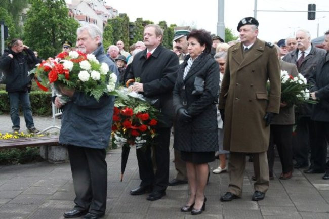 Fani żużla zapalili race przed pomnikiem (zdjęcia)
