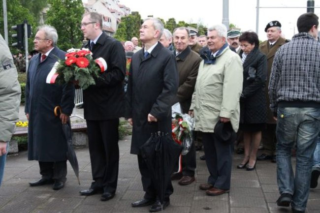Fani żużla zapalili race przed pomnikiem (zdjęcia)
