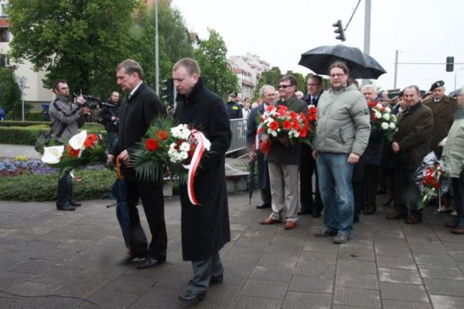 Fani żużla zapalili race przed pomnikiem (zdjęcia)